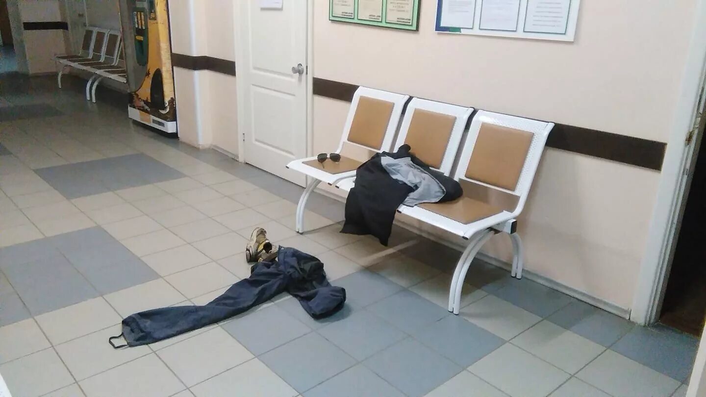 Травмпункт верх. Больница травмпункт. дверь в больнице. кабинет травматолога в поликлинике. травмпункт внутри.