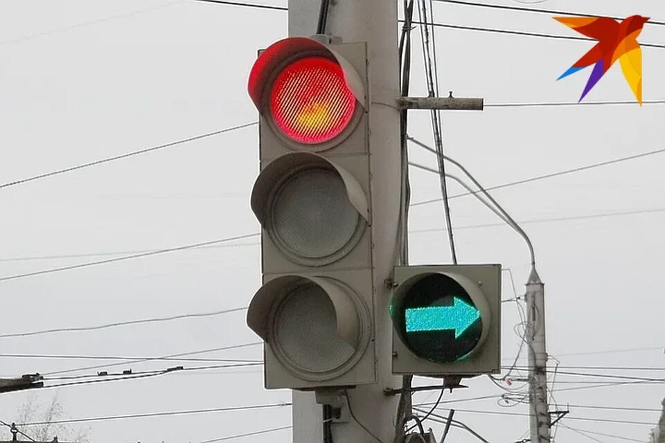Дополнительная зеленая стрелка на светофоре налево. Светофор с дополнительной секцией. Дополнительно секция светофор. Светофор со стрелкой. Стрелки на светофоре.