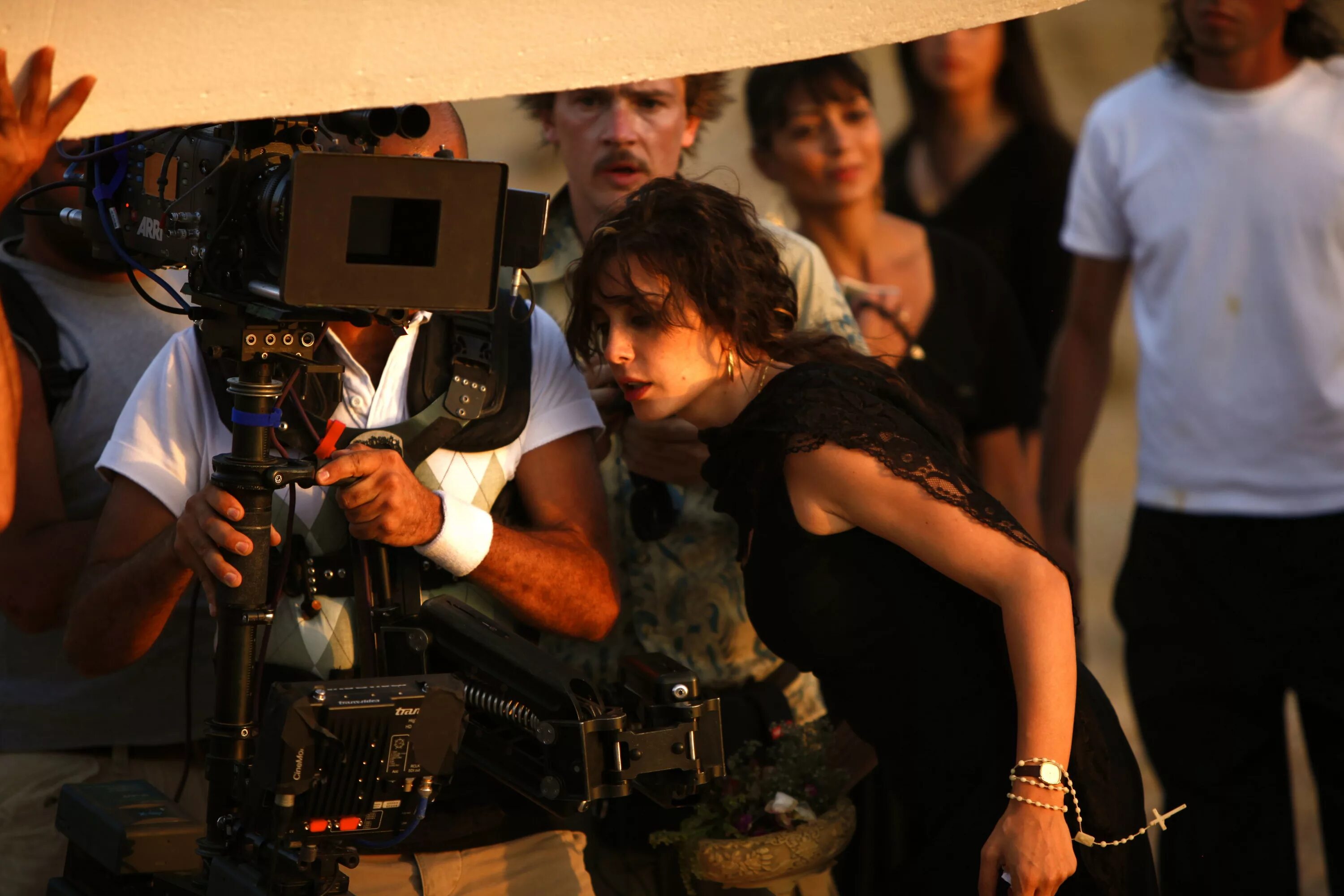 кадры со съемок гафер. процесс съемки. дмитрий фрид возраст счастья. мартин макдонах на съёмочной площадке. со съемкой вместе.