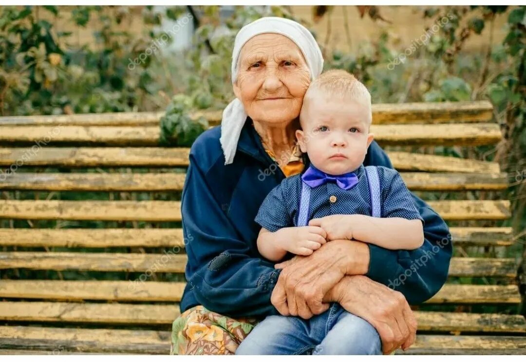 Свекровь и внук. Бабушка с внуками. Пенсионеры и дети. Бабушка съела внука видео. Пожилая мама и дети взрослые фото.