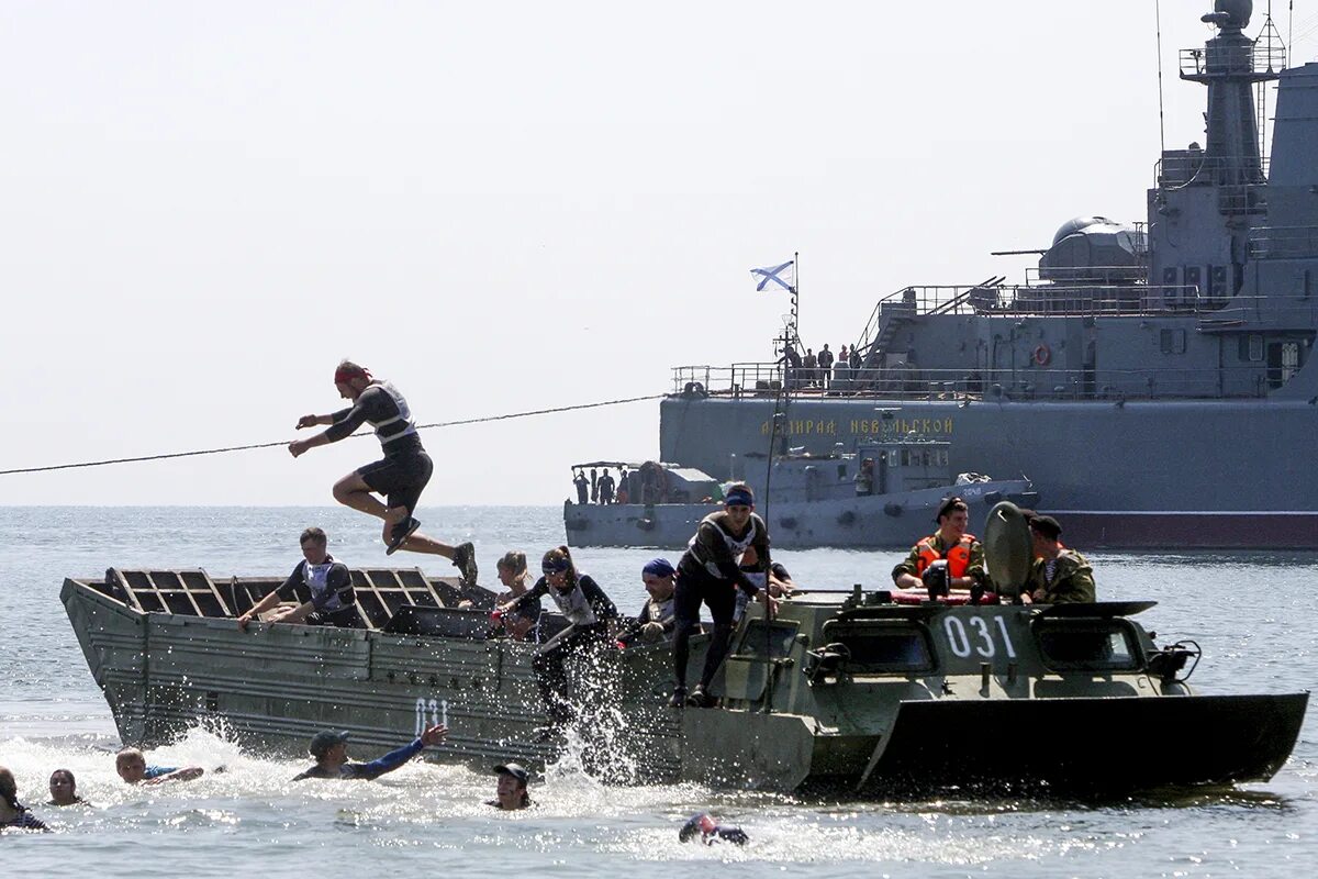 Морская пехота ВМФ РФ. ВМФ России ТОФ морпех. Морская пехота высадка десанта с БДК РФ. Тихоокеанский морской флот Владивосток. Высадка на корабль