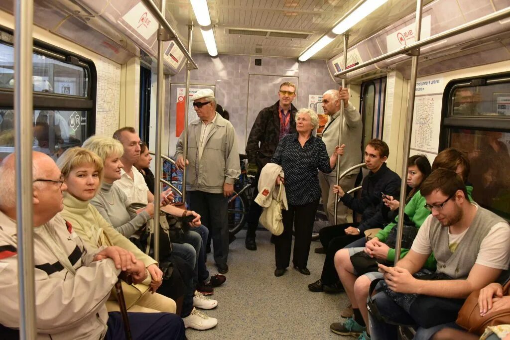 Вагон метро с людьми. Вагон метро. люди в вагоне метро. люди в метро москвы. вагон метро с пассажирами.