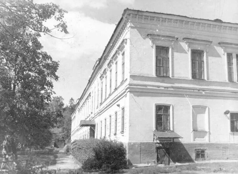 Училище сарапула. Училище сарапула. Сарапул училище 13. Алексеевское реальное училище сарапул здание. Гимназия 15 сарапул.