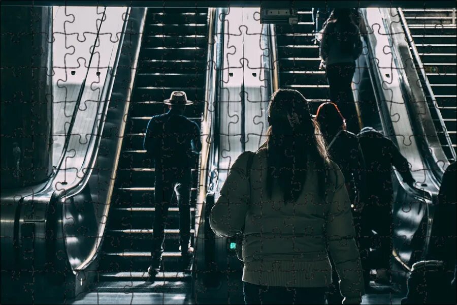 Пассажир метро стоит на движущемся вверх. Люди на эскалаторе. люди на эскалаторе в метро. фотосессия на эскалаторе.