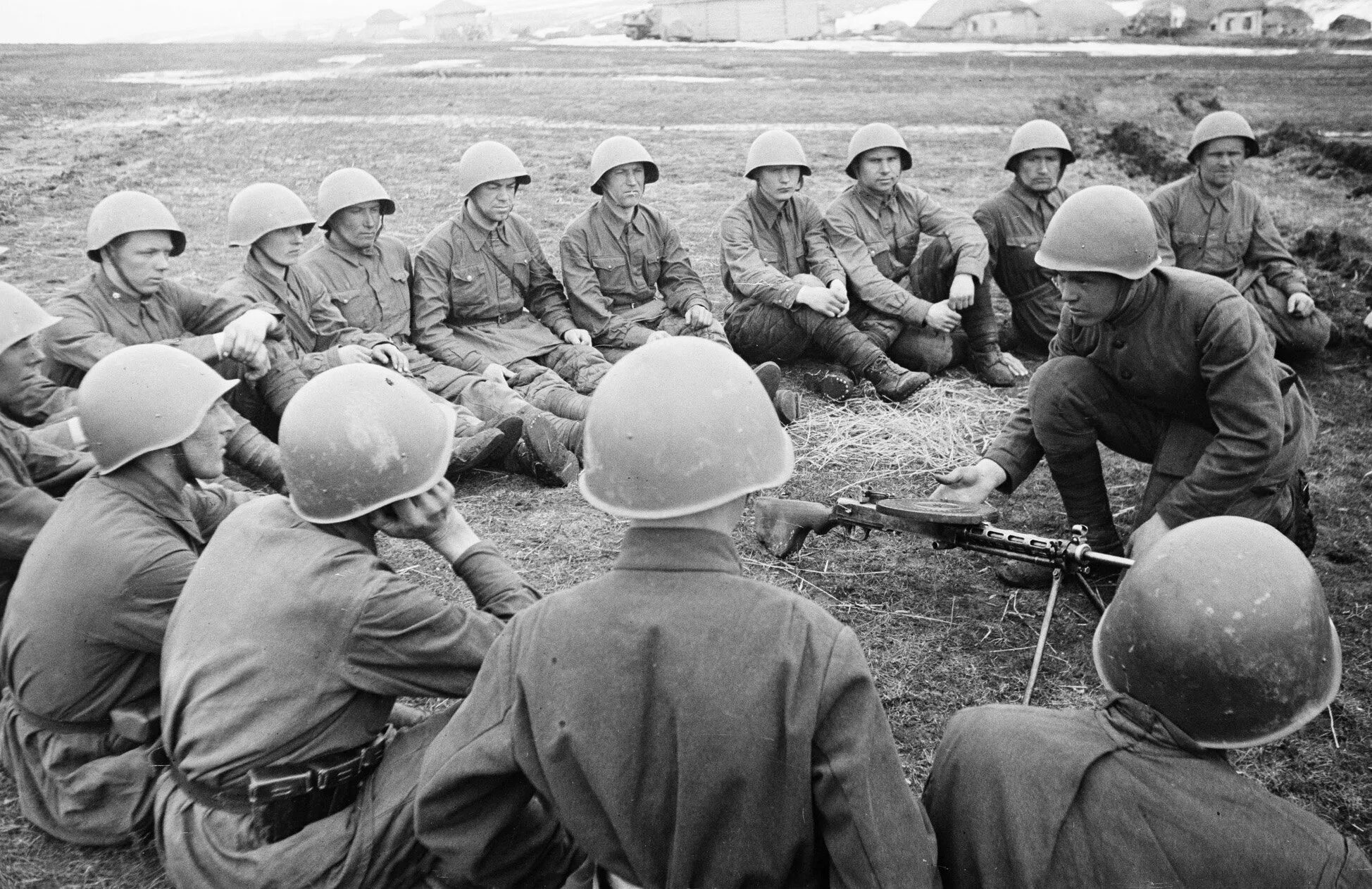 Посмотря вперед пятеро солдат гложет. ВОВ 1941-1945 советские солдаты. Советский солдат. Солдаты на войне.