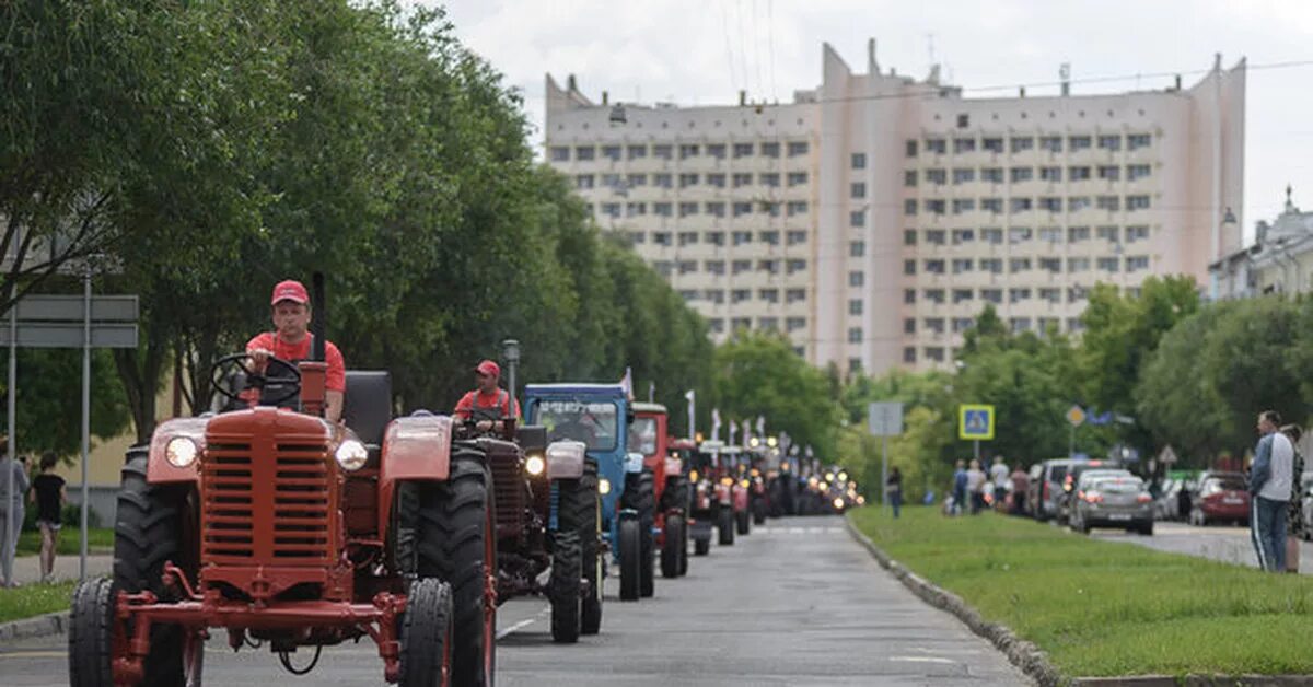 Дк тракторного минск. Минский тракторный завод. Минский тракторный завод 1966. Минский тракторный завод 1949. Минский тракторный завод имени Ленина.