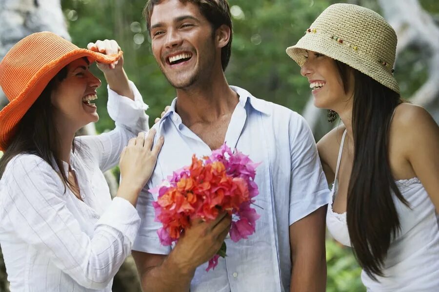 Мужчина любуется женщиной. Ребенок дарит цветочек. Похвала человеку. Девушка целует руку мужчине. Комплимент девушки друзья.