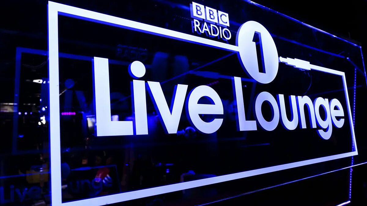 Радио 1 прямой эфир слушать. Bbc радио. Bbc Radio Live Lounge. Radio 1s Live Lounge.