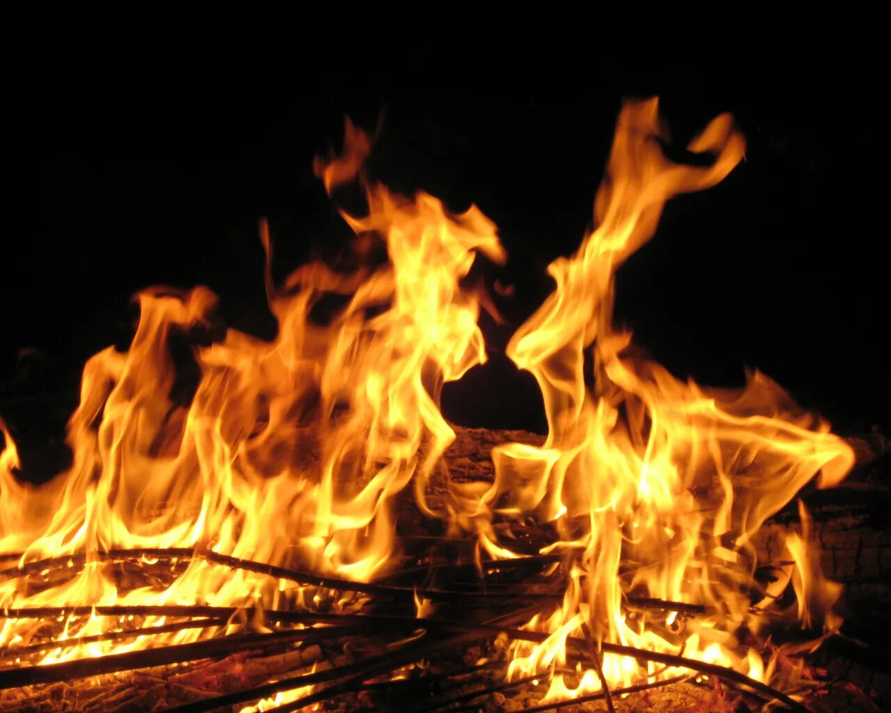 горит огонь на экран. пламя. огонь картинка. огонь гиф. живой камин на рабочий стол.