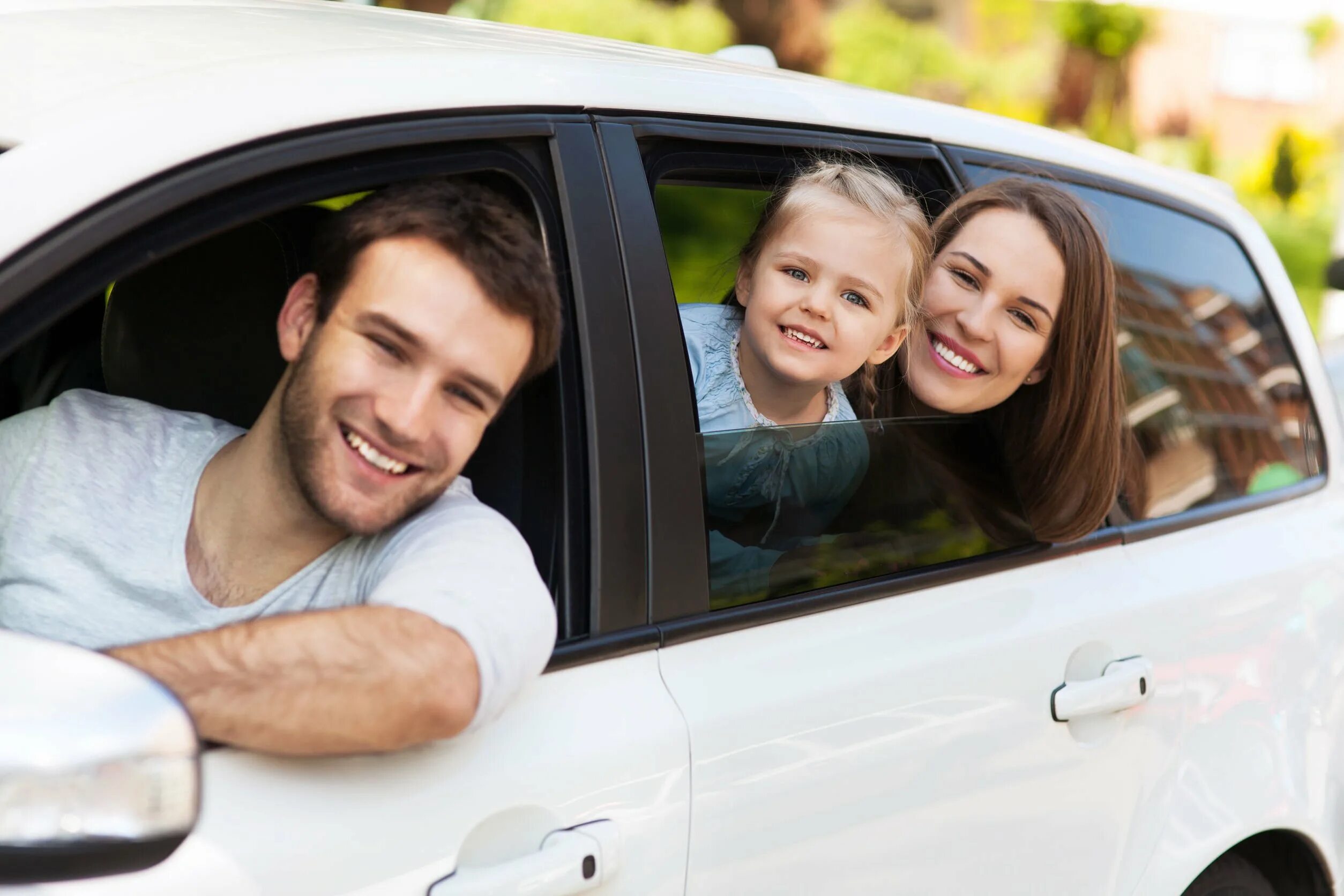 Wife trip. Семья с автомобилем. Счастливая семья на автомобиле. Семья возле автомобиля. Человек в машине.