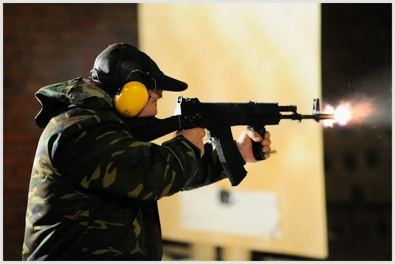 Стрельба ака. Автомат стреляет. Стрельба ака. Человек стреляет из аавто. Стрельба из калашникова.