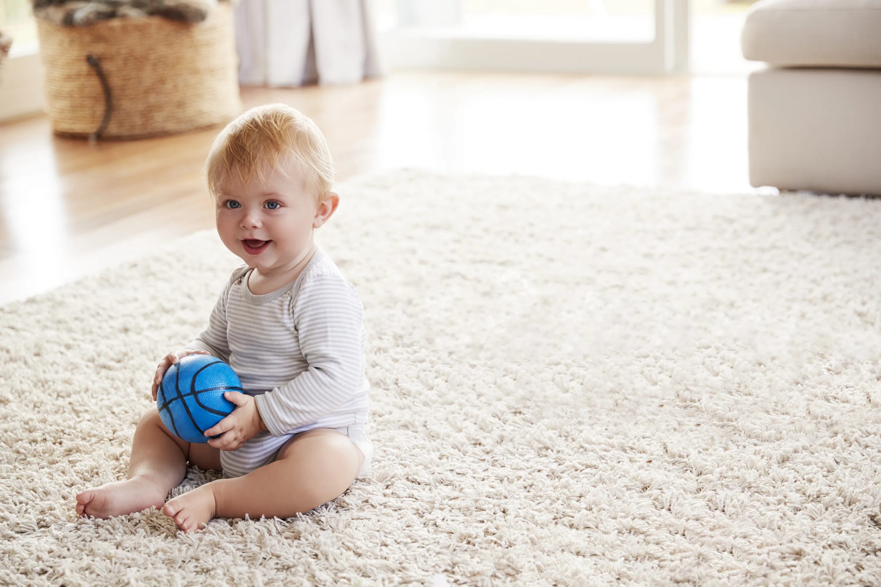 Мальчик играет на полу. Пол малыша. Ноги ребенка на ковре. Детские ножки на ковре. Ребенок играется на ковре.