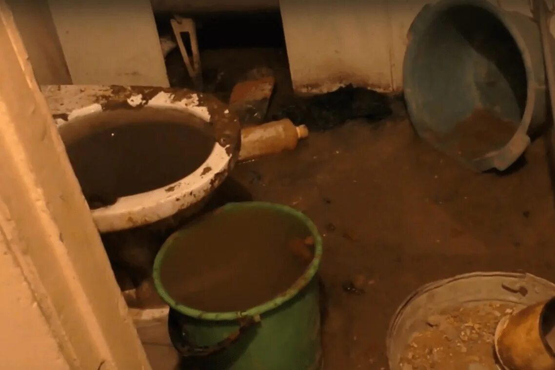 подвал канализация. воняет канализацией. канализационные трубы в хрущевках. вонь канализации в подъезде. запах канализации в квартире куда обращаться.