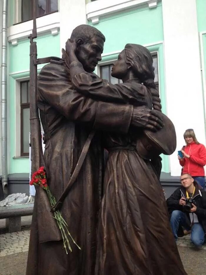 Памятник прощание славянки. Прощание славянки на белорусском вокзале. Памятник прощание славянки на белорусском вокзале. Памятник маршу прощание славянки.