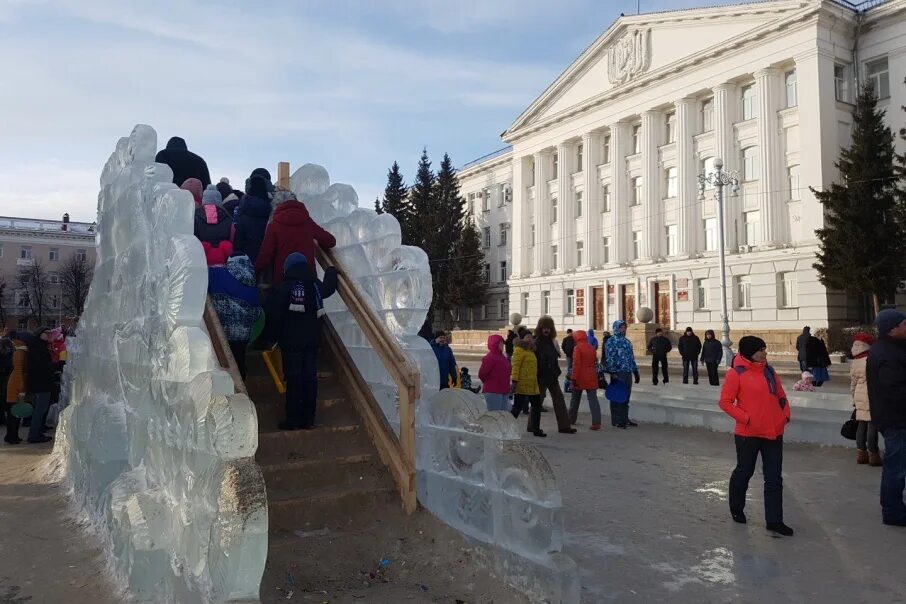 Последние новости г кургана. Горки в Кургане. Горка на площади Курган. Мыски площадь города горка на площади. Шар на площади в Кургане.