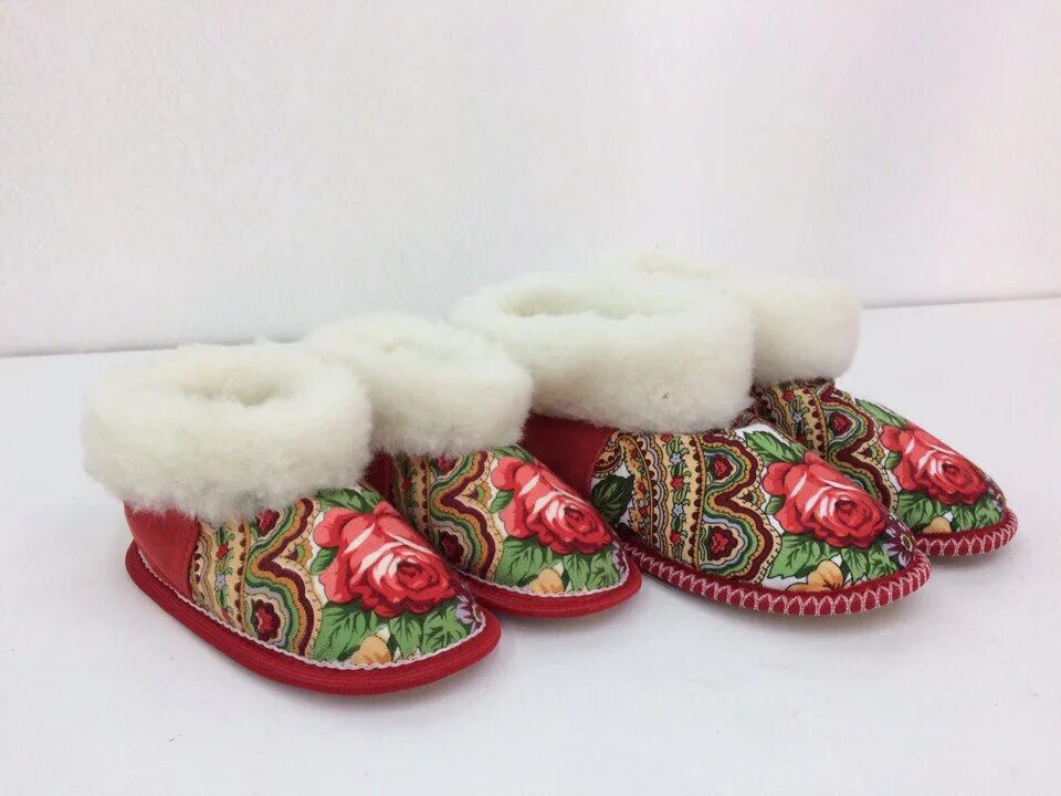 Обувь из овечьей шерсти. Тапки чуни. Мех оретекс тапочки. Тапочки-боты камель верблюжья шерсть подошва войлок арт 2111310. Чуни овчина оранж мех.