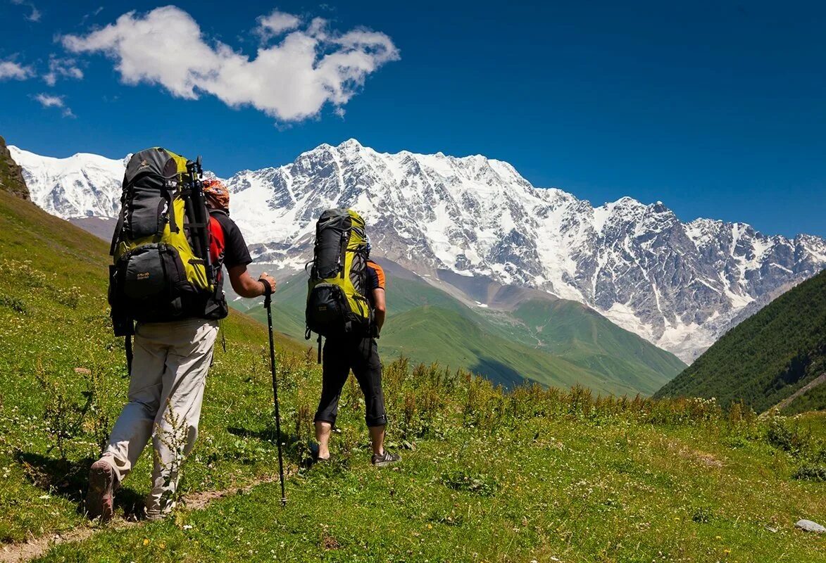 Треккинг хайкинг. Поход в горы. Экскурсия в горах. Туристы в горах. Mountain travel