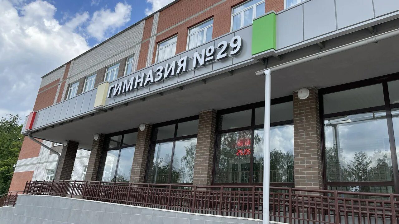 Михаил Ведерников посетил новую гимназию № 29. Псков. 6 марта 2023 г. Официальны