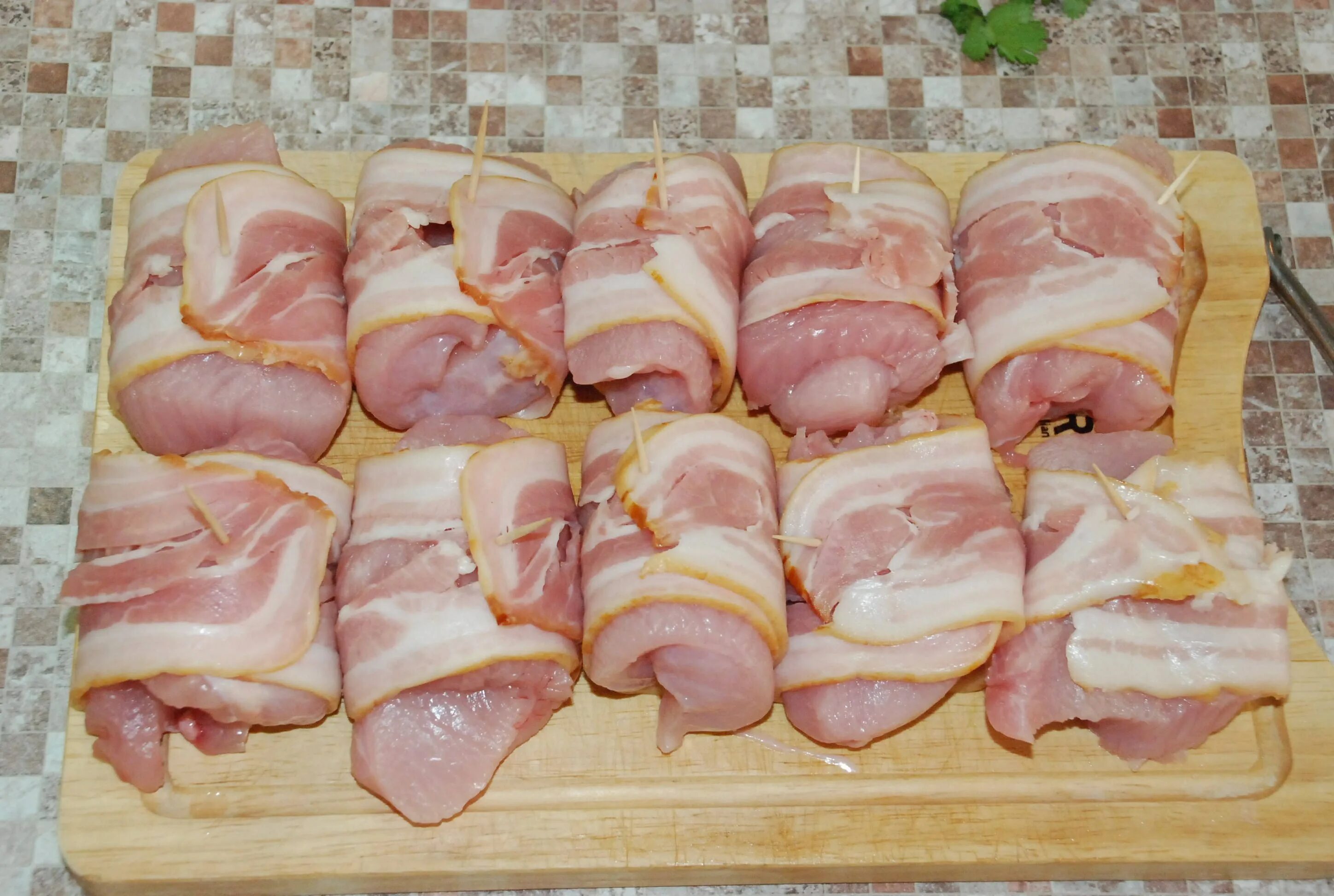 Рецепт куриного филе в беконе в духовке. Рулетики с беконом на решетке. рулетики на шампурах. куриное филе в беконе на решетке. куриное филе в беконе на костре.