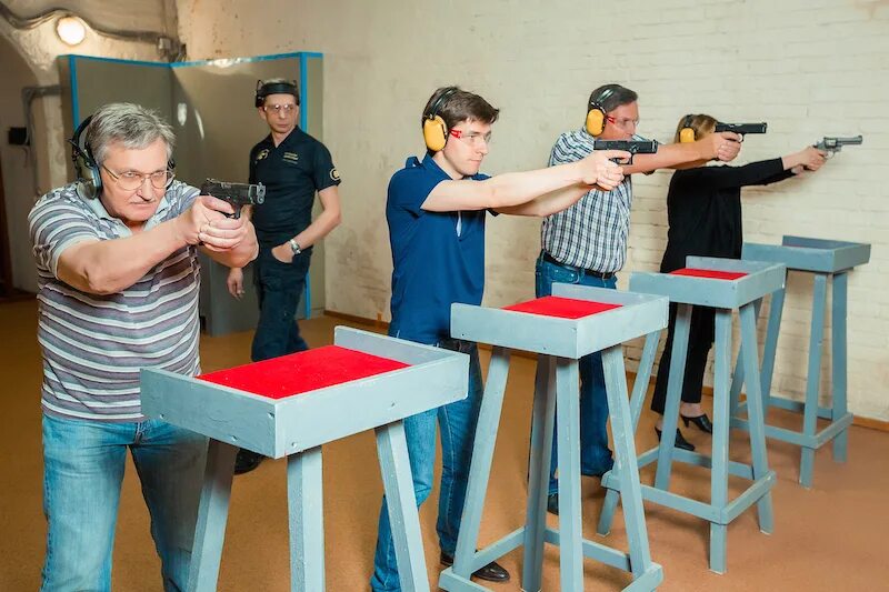 Тир где пострелять. Боевой тир в Москве. Тир стрельба. Стрелковое оружие тир. Стрелковый тир из огнестрельного оружия.