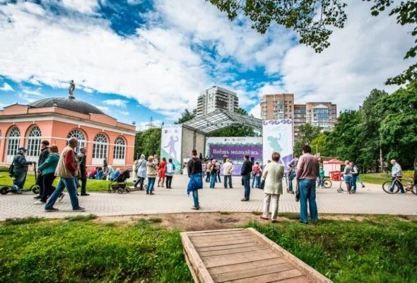 Воронцовский парк Черемушки. Воронцовский парк в Москве. Воронцовский парк сцена. Парк Черемушки Москва.