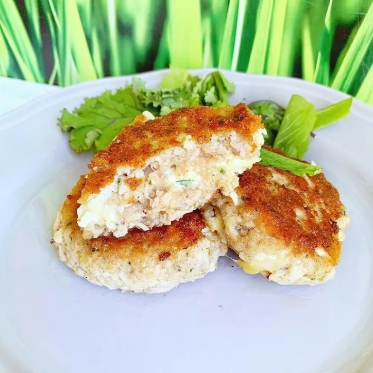 Котлеты нежность из куриного филе. Биточки куриные. Котлеты с кукурузой. Котлета куриная чиз. Котлета куриная чиз.