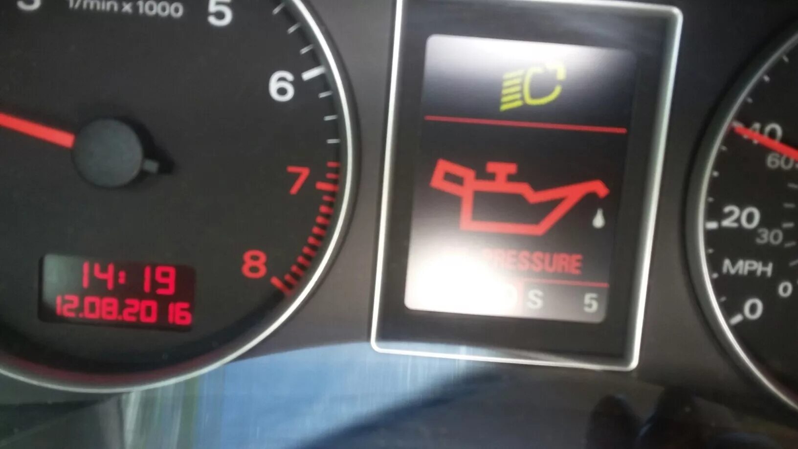 Горит давление масла ауди. Oil Pressure Audi a6c6 3.2. Лампочка давления масла Audi a4 b6. Давление масла Audi a4 b7. Audi a4 b6 2.0 Oil Pressure.