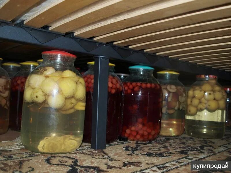 Погреб с консервацией. Слива компот. Сколько можно хранить компоты в банках. Срок хранения компота. Компот из малины.