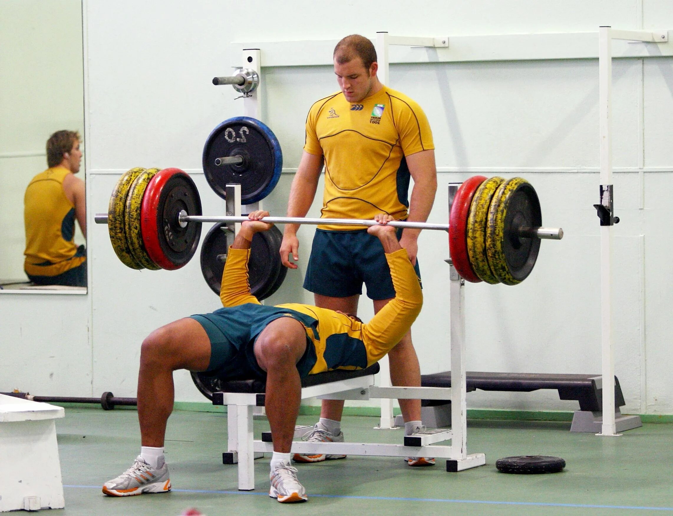 Девушка жмет 100 кг. Новичок в тренажерном зале. Bench press жим лежа. Жим штанги лежа техника. Силовые упражнения.