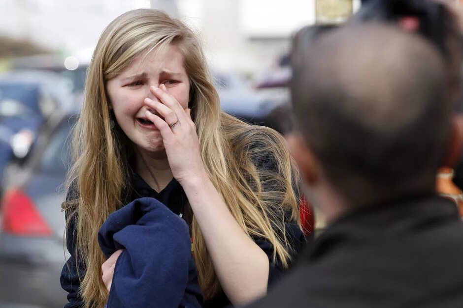 человек плачет на улице. девушка рыдает на улице. ребенок плачет на улице. женщина плачет на улице. грустная женщина.