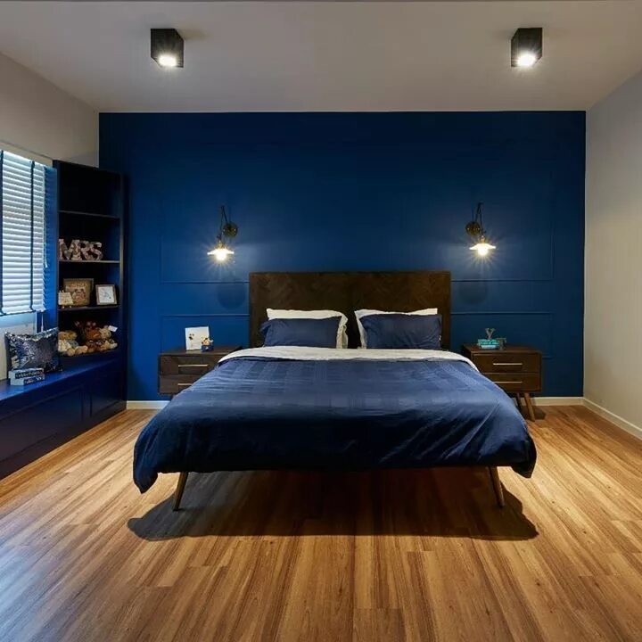 Темный пол голубые стены. Темно синяя спальня. Спальня в синем цвете. Синие стены в спальне. Темно синие стены в спальне.