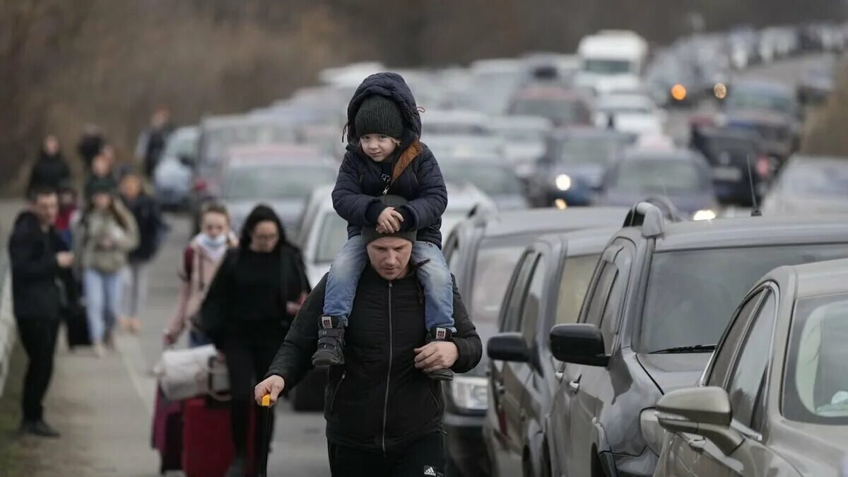 Беженцы с Украины. Украинские беженцы в России. Беженцы с чемоданами. Украинцы статус беженца