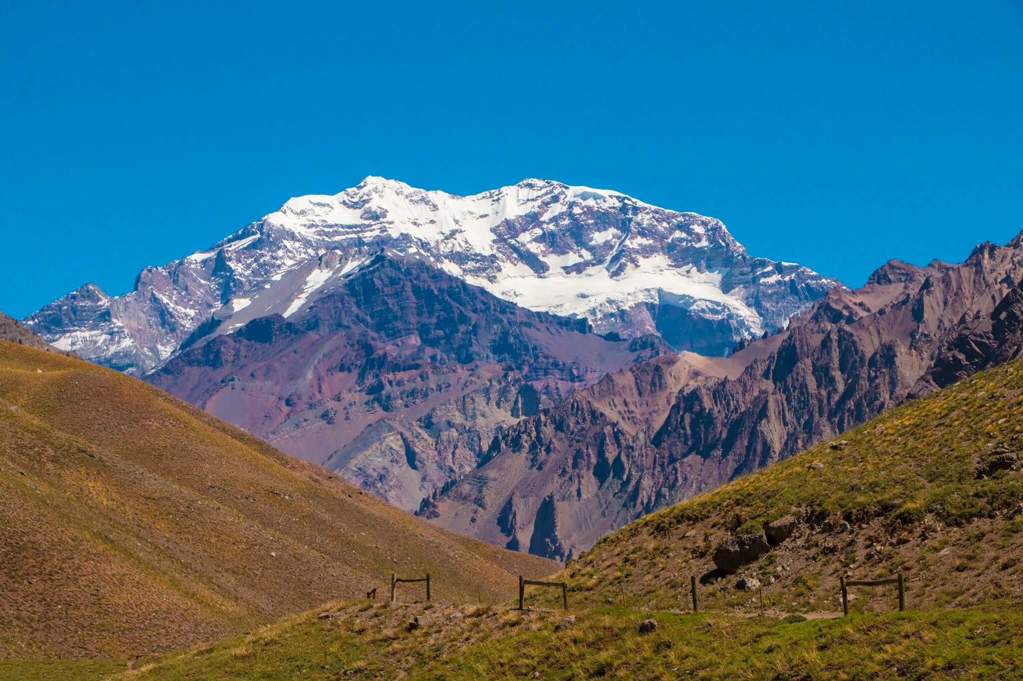 Гора Анды гора Аконкагуа. Южная Америка Аконкагуа Аргентина. Горы Южной Америки Анды и горы Аконкагуа. Самая высокая вершина - гора Аконкагуа, 6960 м.
