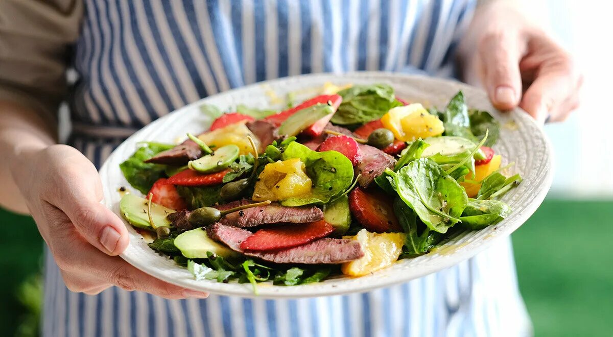 Стейк салат. Гастроном салаты. Салат парадиз классический. Глобус салат оливье. Книга салаты.