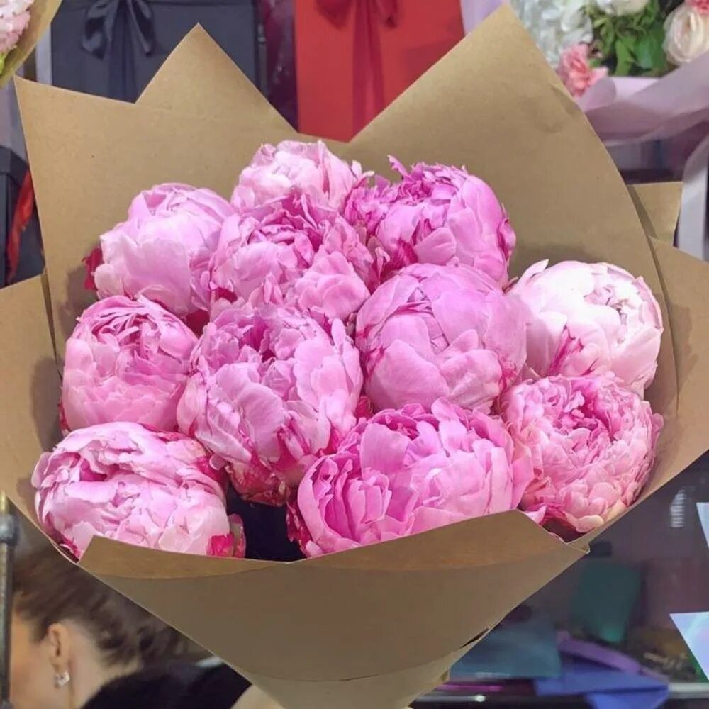 Большой букет пионов. Пионы оптом. Букет пионов в машине. Пионы оптом. Пилнв опт.