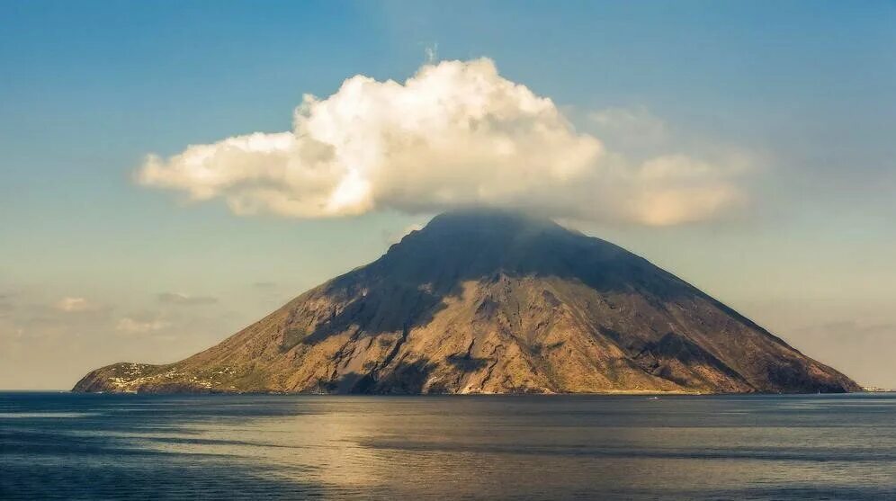 Стромболи вулкан. Остров вулкан стромболи. Какие вулканы на островах. Остров стромболи италия. Остров стромболи.