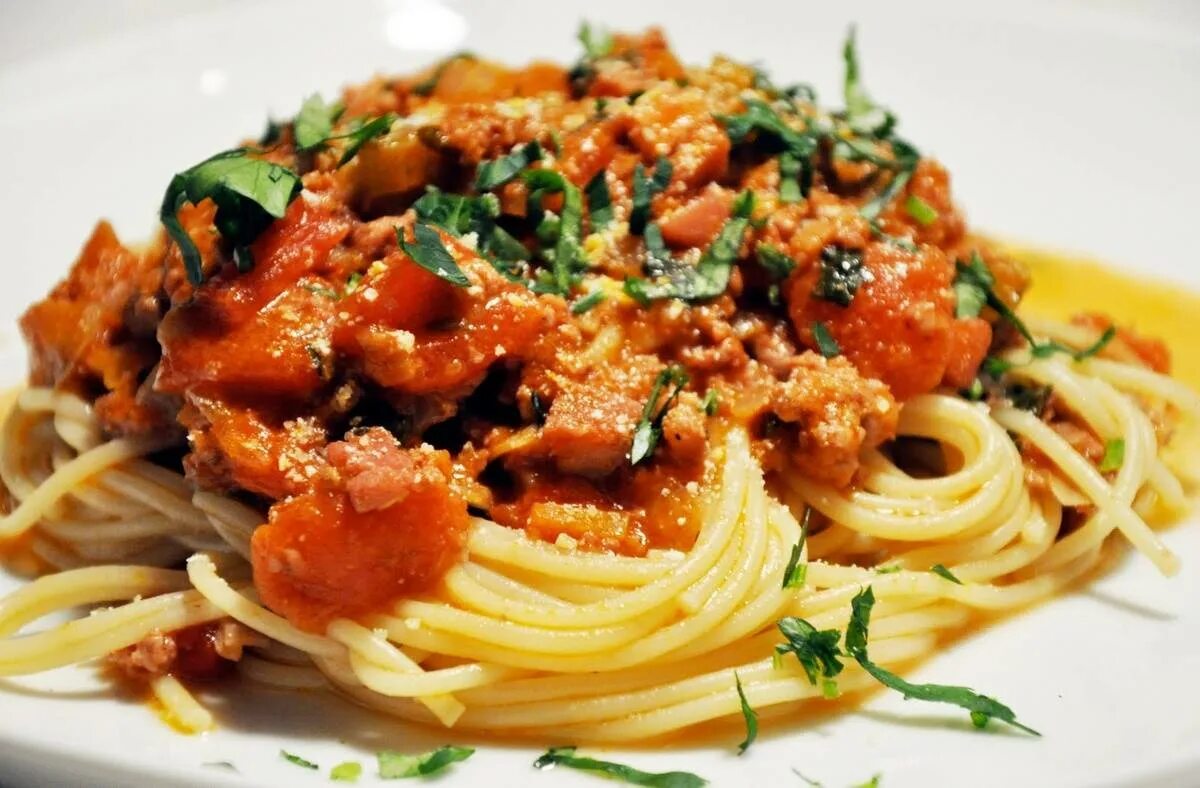 Спагетти с фаршем в соусе болоньезе. Паста болоньезе макароны по флотски. Спагетти с соусом Болонез. Спагетти неаполитано. Spaghetti bolognese спагетти с соусом болоньезе.