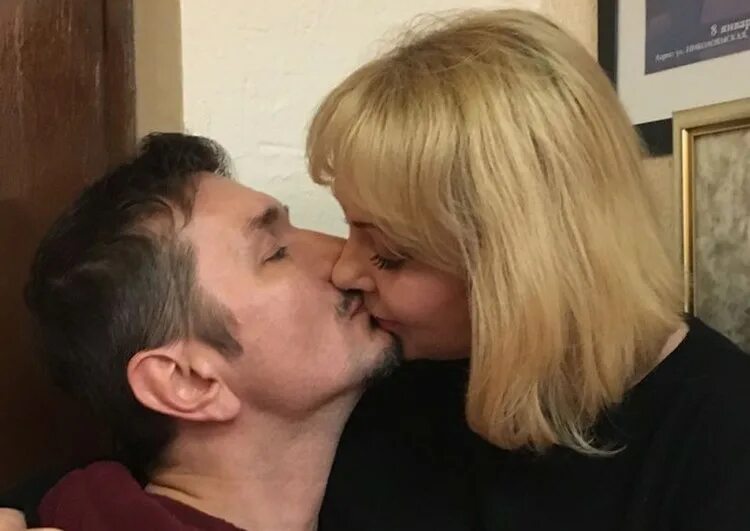 Семейные пары в постели. Взрослая женщина и молодой парень. Поза сверху. Поцелуй жены. Любовь втроем.