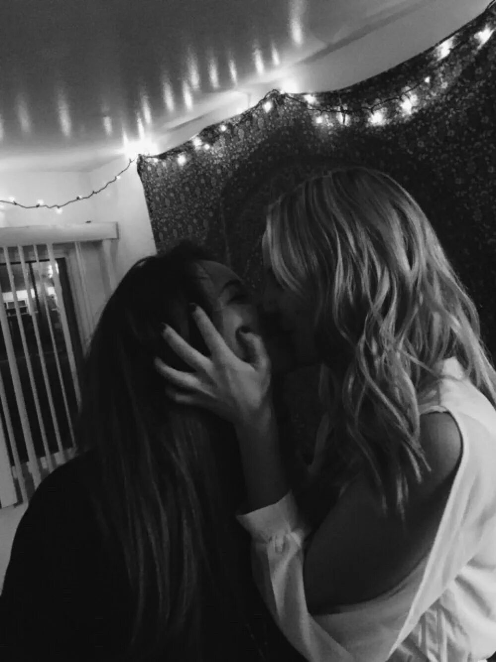 Brunette blonde lesbian. Девушки целуются. Девушка целует девушку. Объятия двух девушек. Блондинка целует брюнетку.