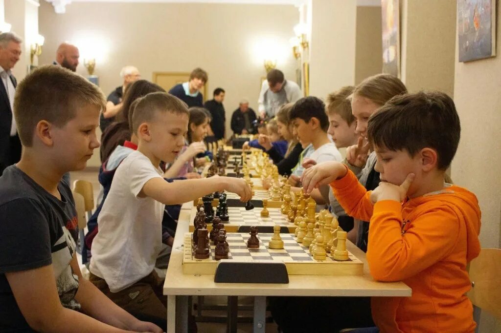 в зимнем лагере проходил шахматный турнир. шахматный турнир в цхинвале. шахматисты мурманской области. торжественная линейка в лагере. в зимнем лагере проходил шахматный турнир.