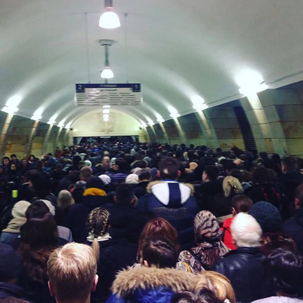 Столпотворение в Московском метро. Толпа людей в метро. Толпа людей в Московском метро. Толпа на станции метро.