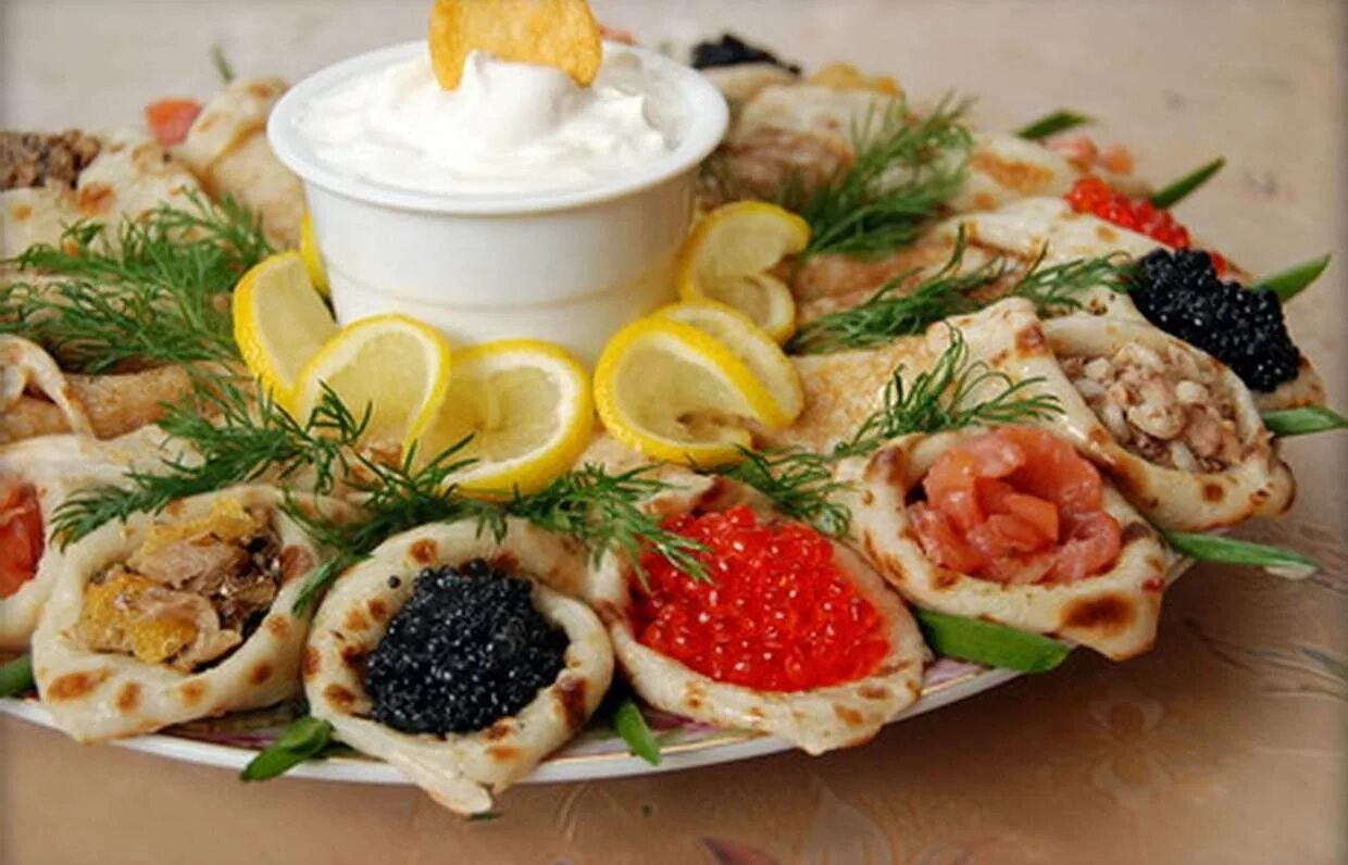 Закуски с блинами фото. Закуски на масленицу. закуска с блинчиками. блины с икрой и сметаной. масленица блины с икрой.