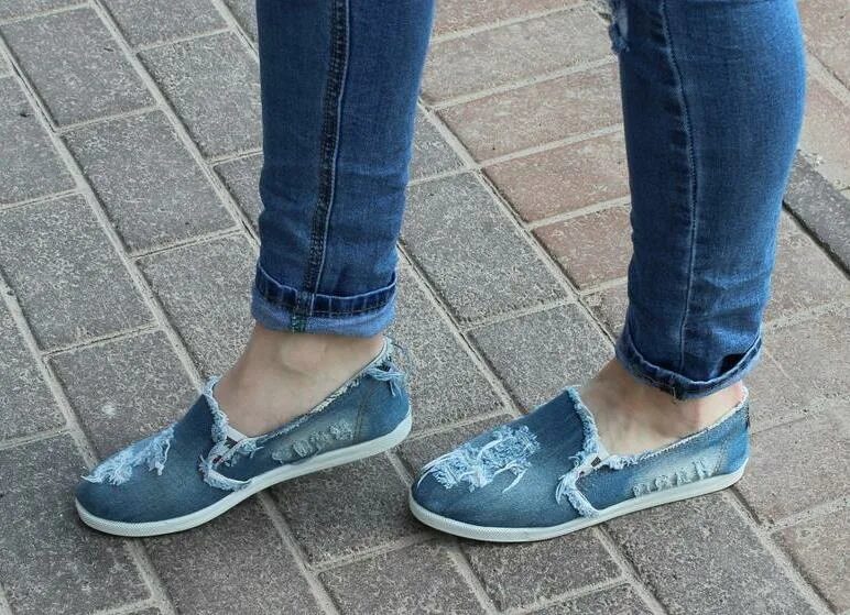 Слипоны джинсовые женские. Джинсовые мокасины женские. Джинсовая летняя обувь. Джинсовые туфли женские. Джум летняя обувь
