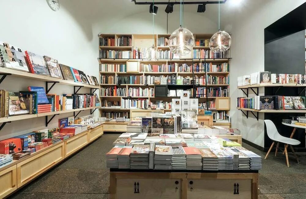Книжный магазин москва фото. Инвентарь для книжного магазина. Книжный магазин на тверской. Часы работы книжных магазинов. Стеллажи для книжного магазина.