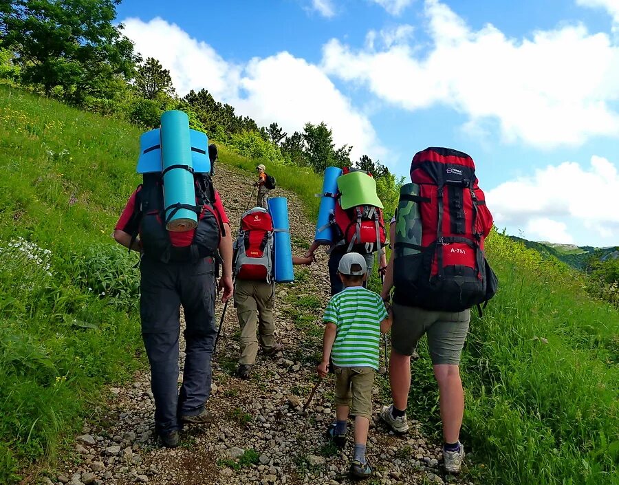 Mountain child. Дети в походе. Туристический поход с детьми. Детский туристический поход. Детский туристский поход.