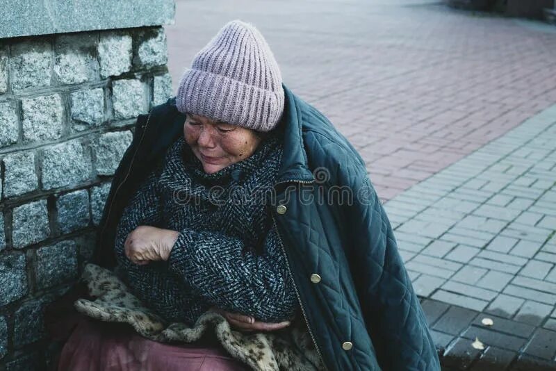 Сон женщина бомж. Сон женщина бомж. Сон женщина бомж. Красивая бездомная девушка. Красивые женщины бомжихи.