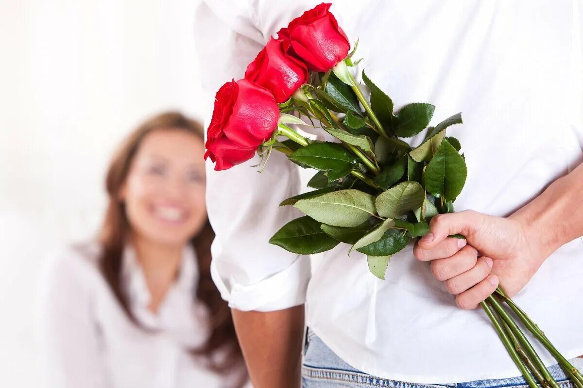 Букет цветов для мужчины. Мужчина дарит цветы женщине. Букет цветов для женщины. Букет "девушке". Можно ли дарить 7 цветов