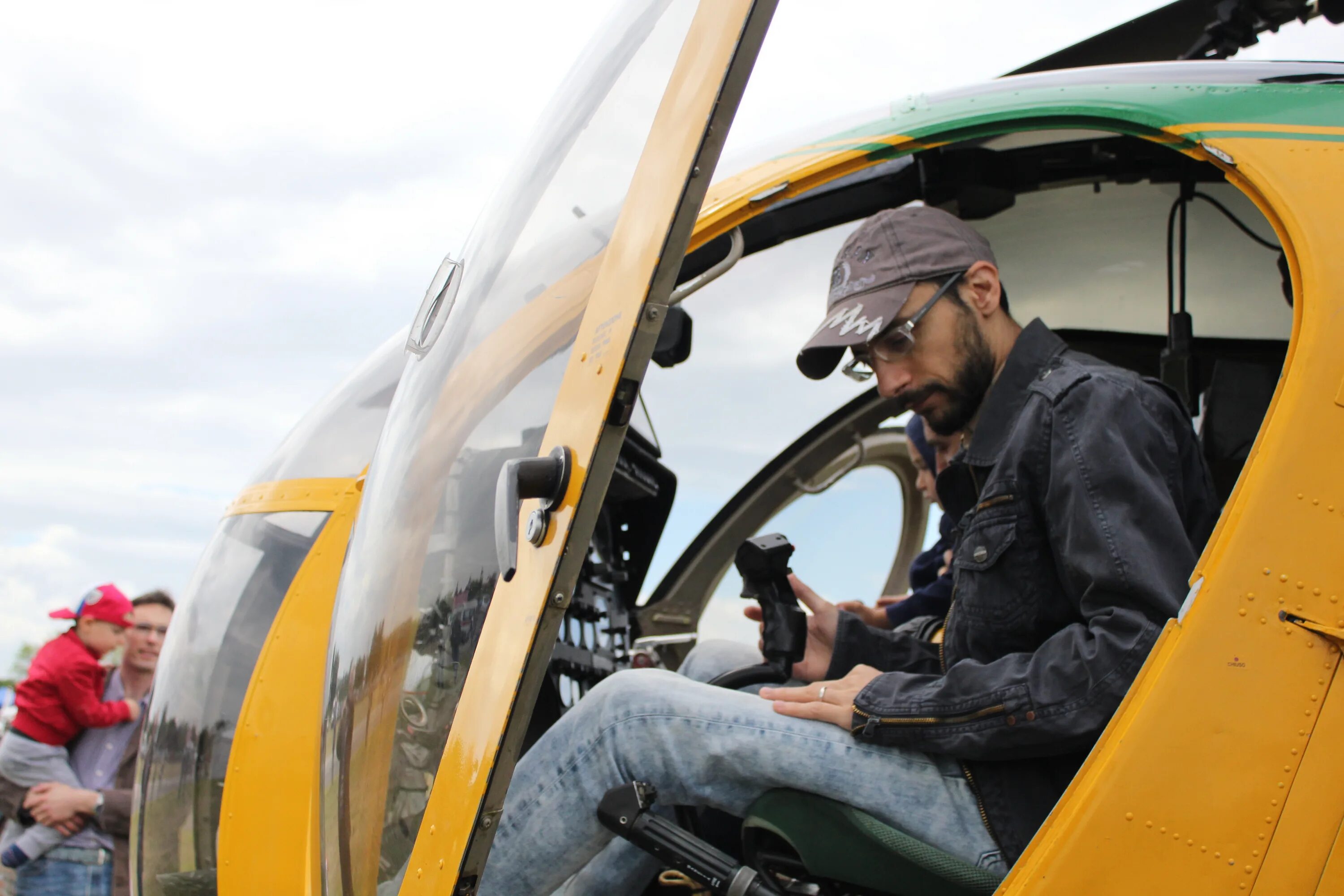Олег крайнов пилот вертолёта. Helicopter man. Helicopter man. Человек вертолет. Helicopter view в бизнесе.