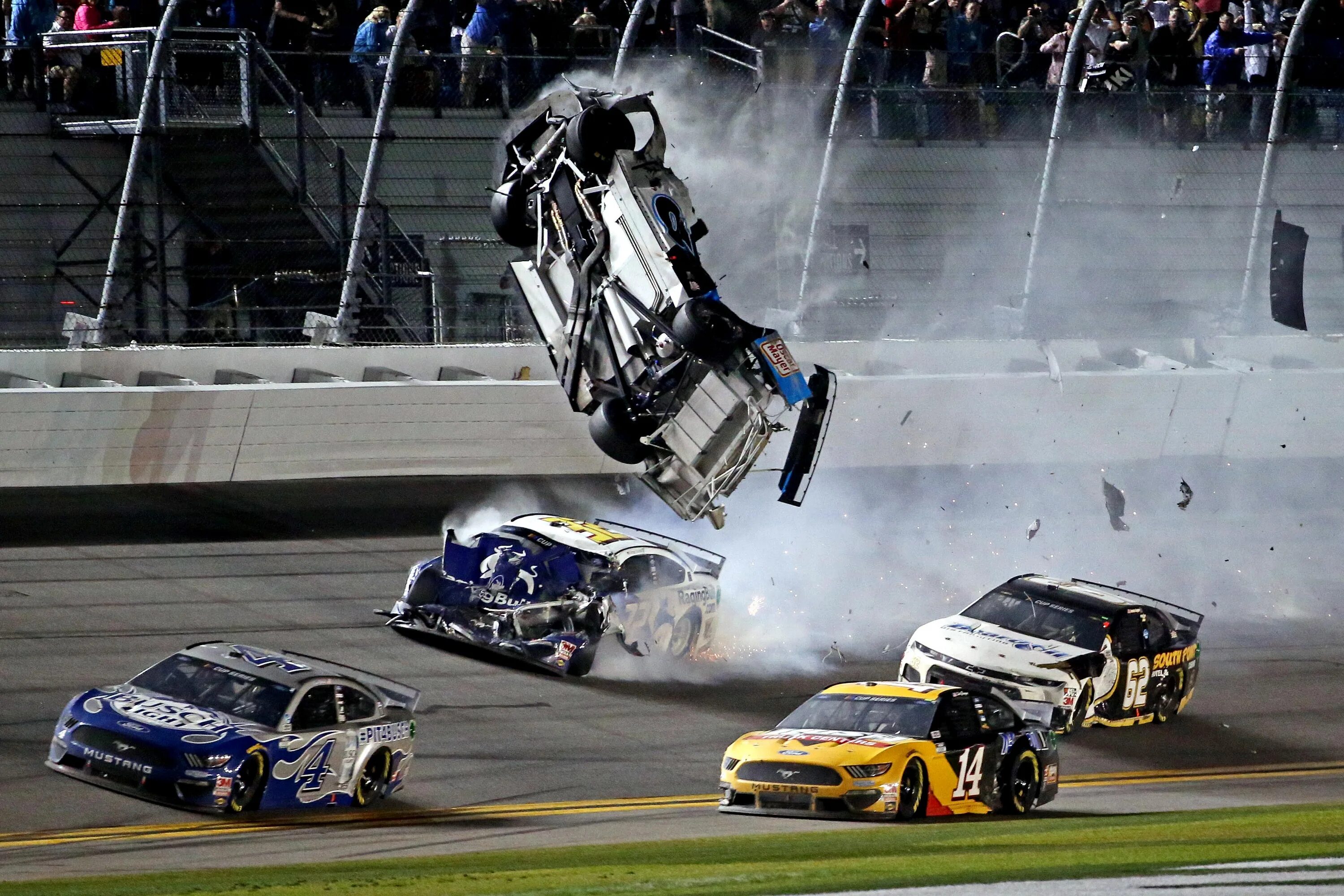 Попали в аварию когда гоняли на машинах. Гонки Daytona 500. Гонка наскар Дайтона. Наскар Дайтона 500 трасса. Наскар 2020 аварии.