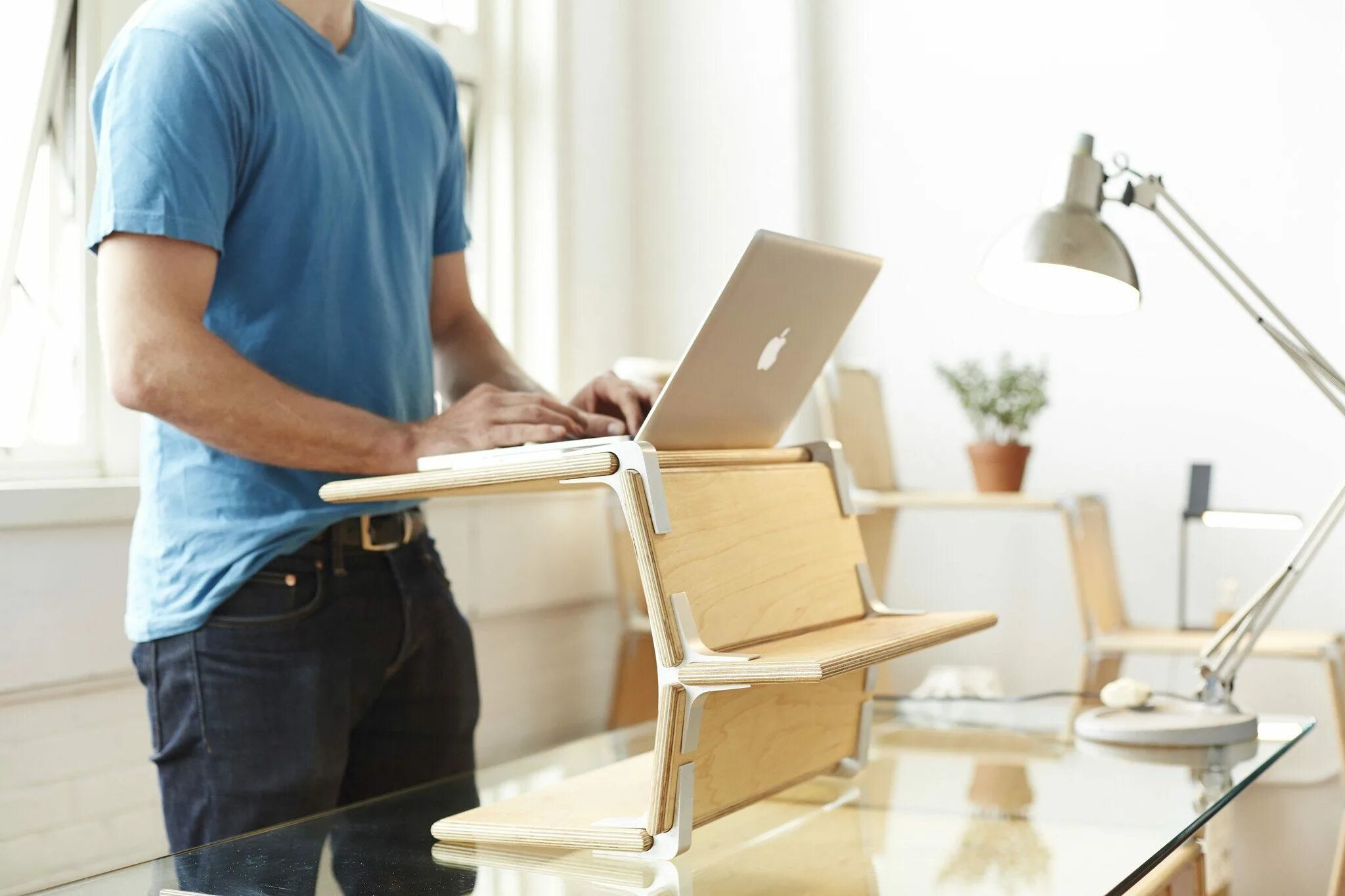 Standing desk. Стол для ноутбука для работы стоя. Дизайнер конструктор mebel. Стол трансформер для работы стоя. Проектирование мебели за компьютером.